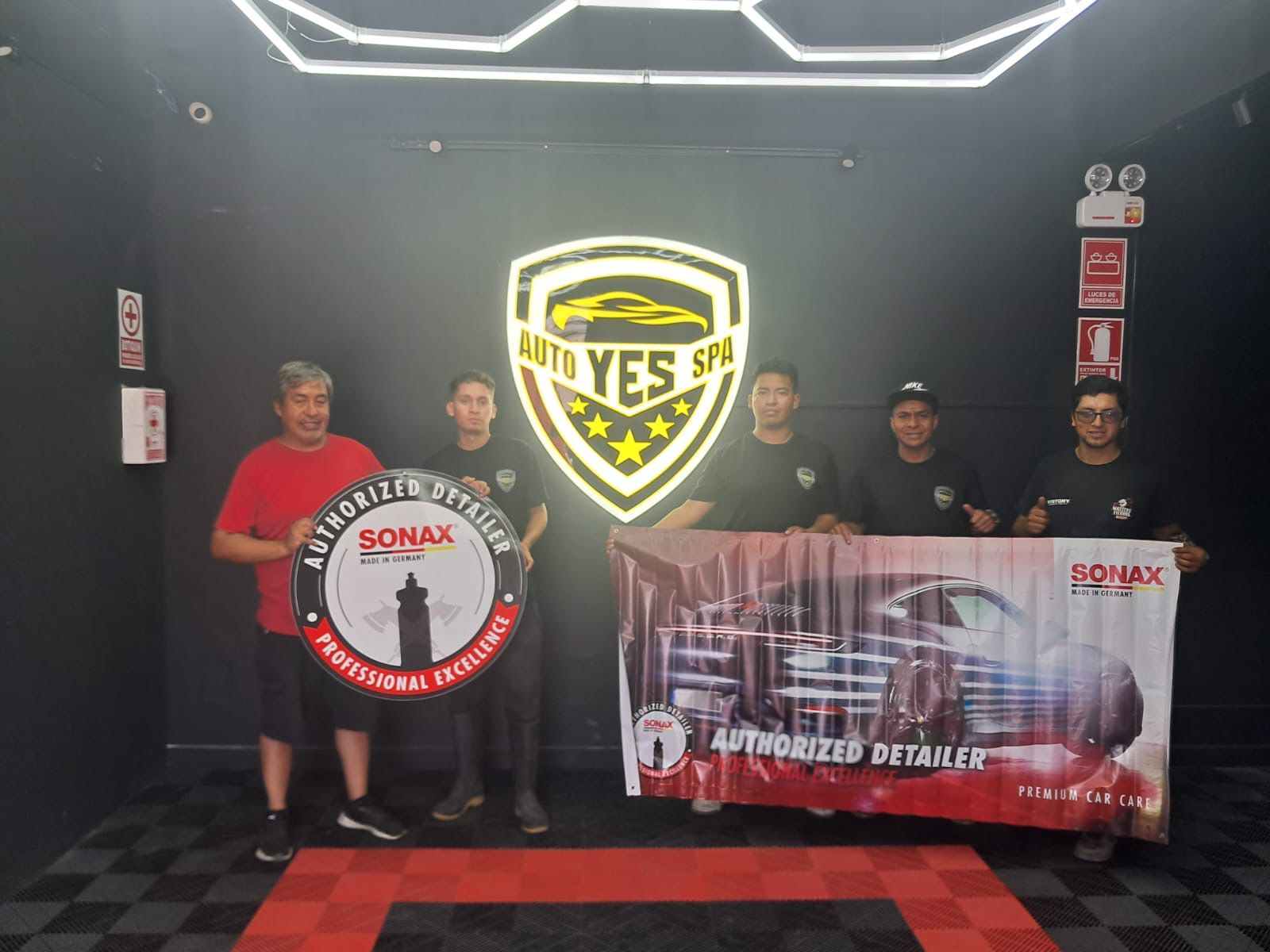 Equipo Auto Yes Spa con certificación SONAX