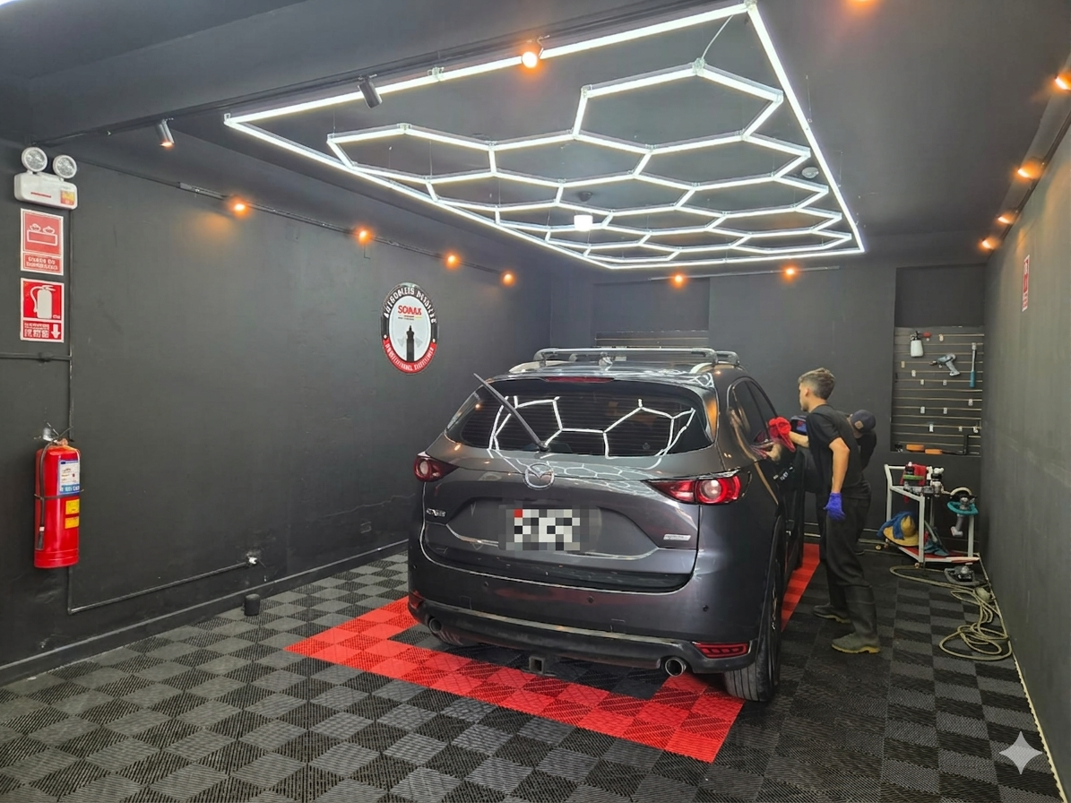 Interior del taller Auto Yes Spa - Kia con luces hexagonales